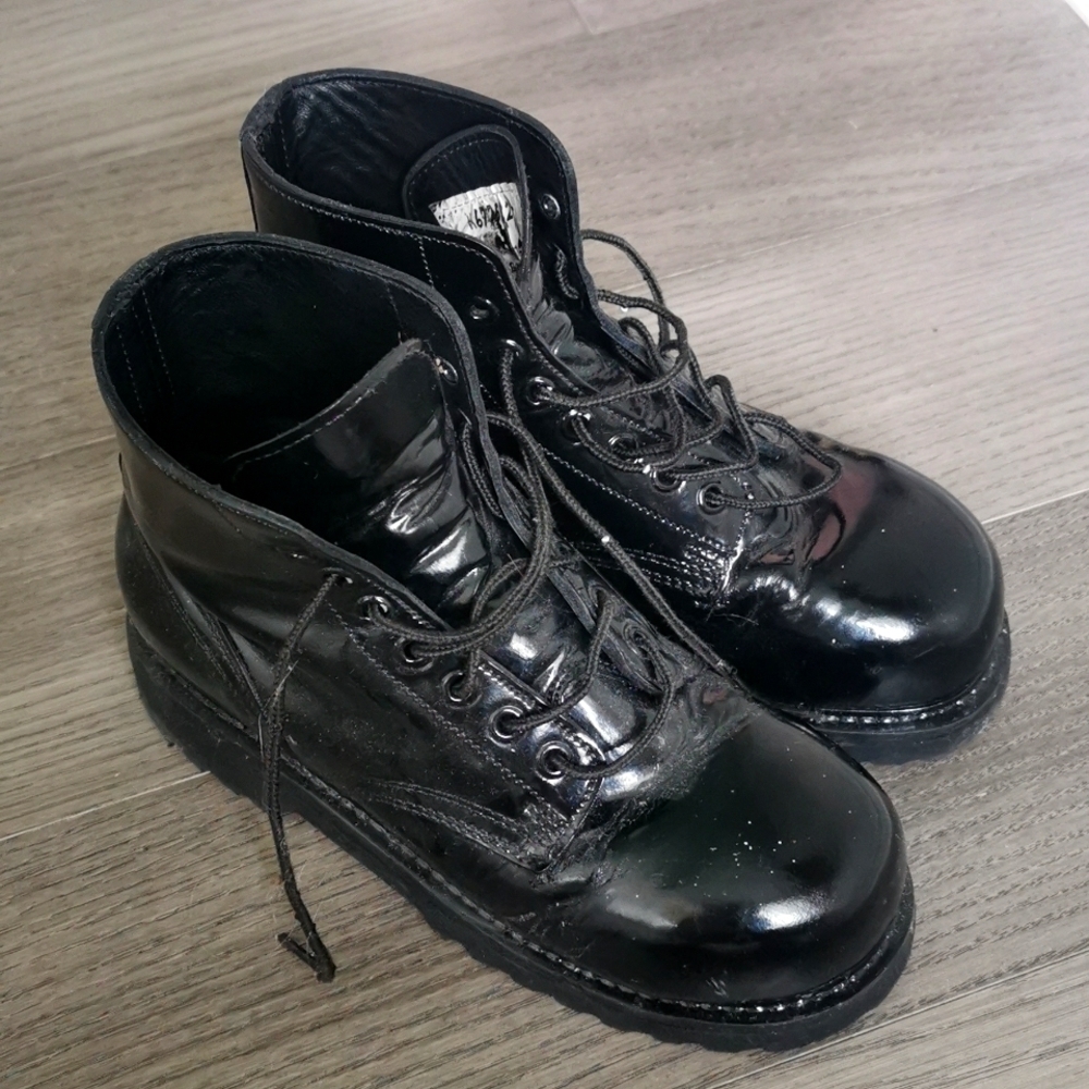 Unisex Vintage Vibrom military patent leather boot. Size mens 5, women's 7. EUC